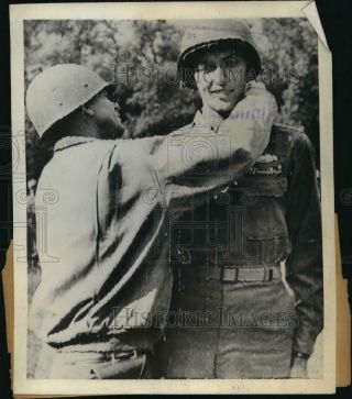 1944 Press Photo France,  Lt.  Gen.  Alex Patch Pins Medal Of Honor On Van Barfoot