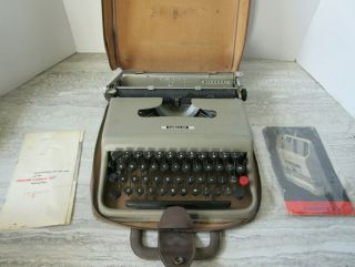 Old Vintage Olivetti Lettera 22 Typewriter Made In Italy Grey Green W/case