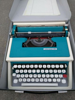 Vintage Retro Underwood 315 Typewriter With Case