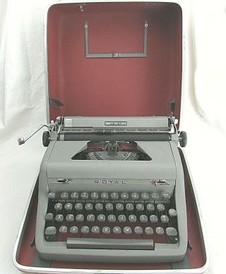 Vintage Royal Quiet De Luxe Typewriter With Hard Carrying Case