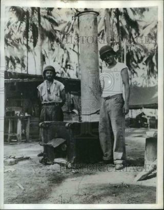 1942 Press Photo Guadalcanal,  Us Marine Cooks With Their Stove Made From A Safe