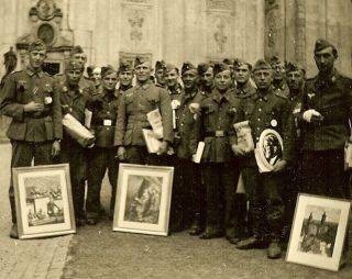 Looting Of Europe Wehrmacht Soldiers Posed On Street W/ Souvenir Paintings