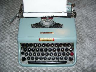 1957 Underwood Olivetti Lettera 22 Portable Blue Typewriter With Case
