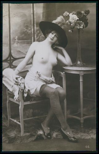 French Nude Woman With Big Feathers Hat Old C1910 - 1920s Photo Postcard