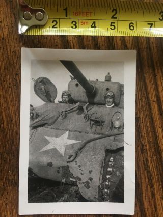 Wwii Ww2 Us Photo - Mud Covered Sherman Tank With Lady In A Tankers Helmet