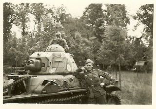 BEST Wehrmacht Troops w/ Camo KO ' d French Renault R - 35 Panzer Tank (2) 2