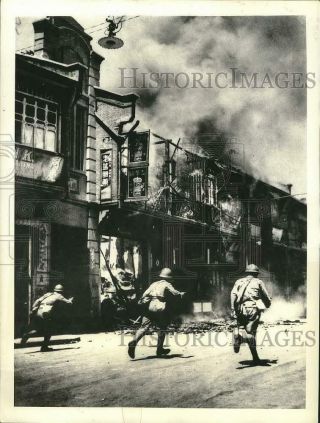1937 Press Photo Shanghai,  China - Japanese Soldiers Advance On Chinese Position.