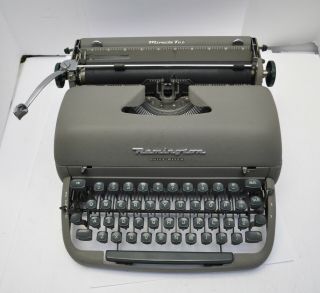 Vintage 1950s Remington Quiet - Riter Portable Typewriter Very W Hard Case