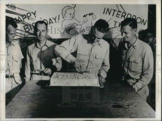 1945 Press Photo Wwii Navy Soldier De Lanoie Cuts Birthday Cake In Pacific