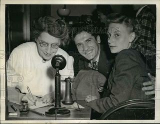 1945 Press Photo York Gi Groom Robert Santini Reunited With Bride Nyc