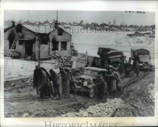 1941 Press Photo German Vehicle Stuck In The Mud On Eastern Front - Nem46389