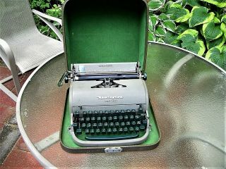 1952 Remington Quiet Riter Portable Typewriter With Case Green Keys Qt2378604