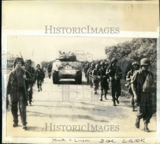 1945 Press Photo Us Troops Enter Olongapo On Luzon Island,  Philippines,  In Wwii