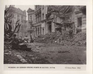 Wwii Us Army Photo Street Fighting In Rubble Of Aachen 1944 Germany 54