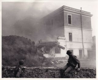 Wwii 8x10 Photo American Gi Escapes Mt Vesuvius Volcano 1944 Italy 245