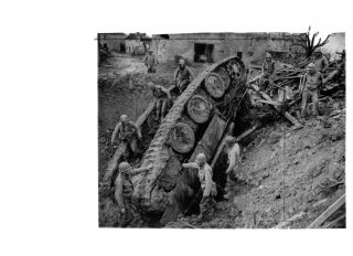 Press Photo Overturned German Panther Tank In Hamich Germany 1944 - 7x9