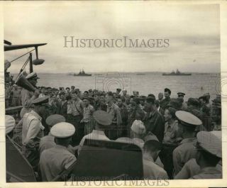 1945 Press Photo Canadian Prisoners Of War Welcomed Aboard Us Navy Ship In Japan
