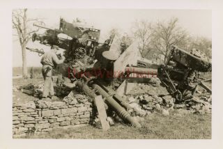 Wwii Photo - 696th Engineers Pdc - Us Soldiers W/ Captured German Aa Flak Gun - 2