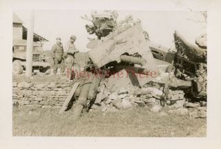 Wwii Photo - 696th Engineers Pdc - Us Soldiers W/ Captured German Aa Flak Gun - 1