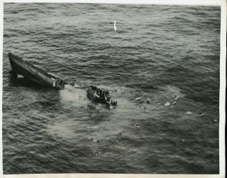 1944 Press Photo German Submarine Sinking As Crew Abandons The Ship Aerial View