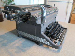 Vintage Art Deco 40 ' s Underwood Typewriter Made in Canada 3