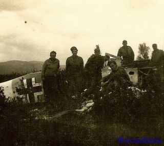 Org.  Photo: Us Troops W/ Shot Down Luftwaffe Fw.  190 Fighter Plane In Field