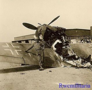Org.  Photo: Us Soldier W/ Luftwaffe Fw.  190 Fighter Plane Wreck On Airfield