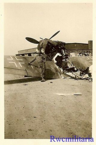 Org.  Photo: US Soldier w/ Luftwaffe Fw.  190 Fighter Plane Wreck on Airfield 2