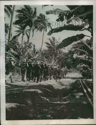 1943 Press Photo Us Navy Seabees March Over A Palm - Arched Road In The S.  Pacific