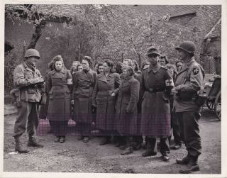 8x10 Photo 2nd Division Patch Pow German Radio Helferinnen Prisoners 86