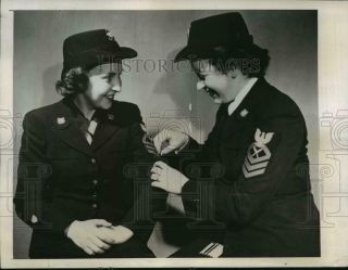 1945 Press Photo York,  Us Coast Guard Spars Sew On Their Chief Badges