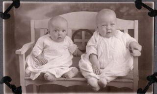 Vintage Rppc 1918 - 30 Little Baby Boys/girls Fashion On Bench Old Photo Postcard