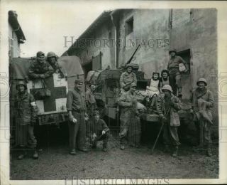 1945 Press Photo U.  S.  Soldiers Stop To Chat With Residents Of A French Village