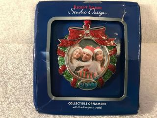 Christmas Photo Ornament Regent Square Metal Enameled Wreath 2017 Ex4952