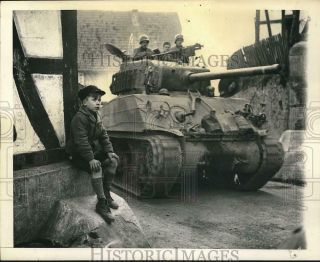 1945 Press Photo German Boy And American Tank In Zwisten,  Germany - Tux07789