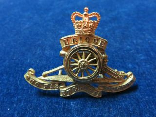 Orig Post Ww2 Officers Cap Badge " Rca - Royal Canadian Artillery " Jr Gaunt