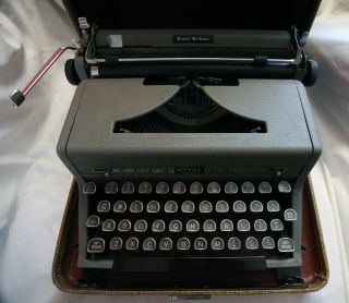 Vintage Royal Quiet De Luxe Typewriter With Case