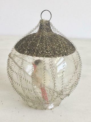 Vintage Christmas 2.  5” Wire Wrapped Glass Ball With Bird Inside