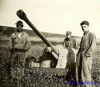 Owners Us Troops In Field W/ Captured German Pak 38 5cm Anti - Tank Gun