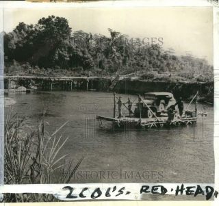 1942 Press Photo Us Soldiers Move Car Across Guinea River On Ferry In Wwii