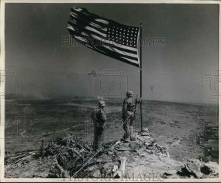 1945 Press Photo Marine Corps Soldiers Flying American Flag At Iwo Jima Island