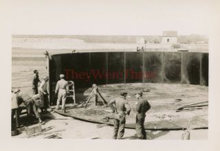 Wwii Photo - 696th Engineers Pdc - Us Soldiers Construct Storage Tank - 5