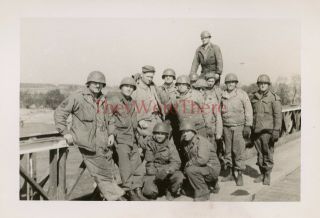 Wwii Photo - 696th Engineer Pdc - Helmeted Us Soldiers Posed On Bridge Group Shot