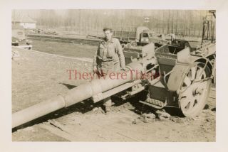 Wwii Photo - 696th Engineer Pdc - Us Soldier W/ Captured German Artillery Gun
