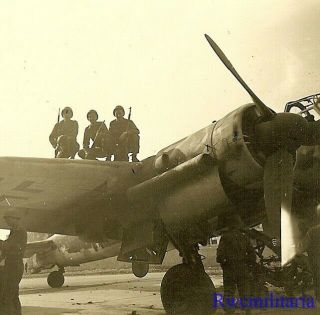 Org.  Photo: Us Troops W/ Captured Luftwaffe Ju - 88 Bomber On Airfield; 1945