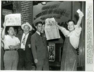 1945 Press Photo Residents Of Chinatown Celebrate Surrender Of Japanese