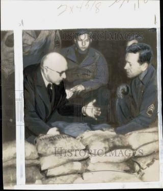 1945 Press Photo Us Army Men & A Bank Official With A Wwii Gold Hoard In Germany