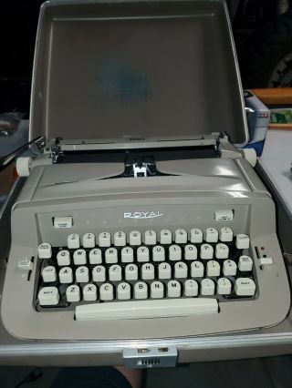 Royal 890 Typewriter Vintage Portable With Case - Tan.