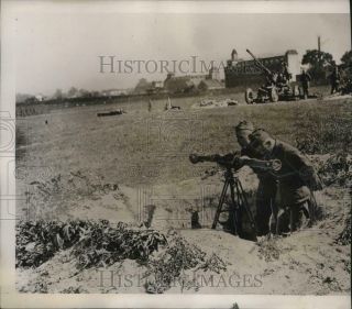 1939 Press Photo Soldiers Man An Anti - Aircraft Post Near Warsaw,  Poland