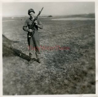 Wwii Photo - 1st Infantry Division - Us Gi Holds Rifle W/ Fixed Bayonet